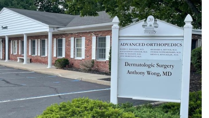 Letrero de Belaray Dermatology en la oficina de Stony Brook, 2500 Nesconset Highway