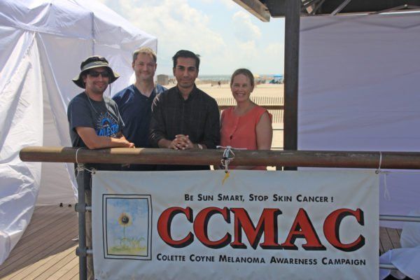 Proveedores de Belaray Dermatology, el Dr. Jeffrey Ellis, la Dra. Amy Slear y Amrit Kumar, PA-C, en un examen comunitario gratuito de detección de cáncer de piel en Long Island